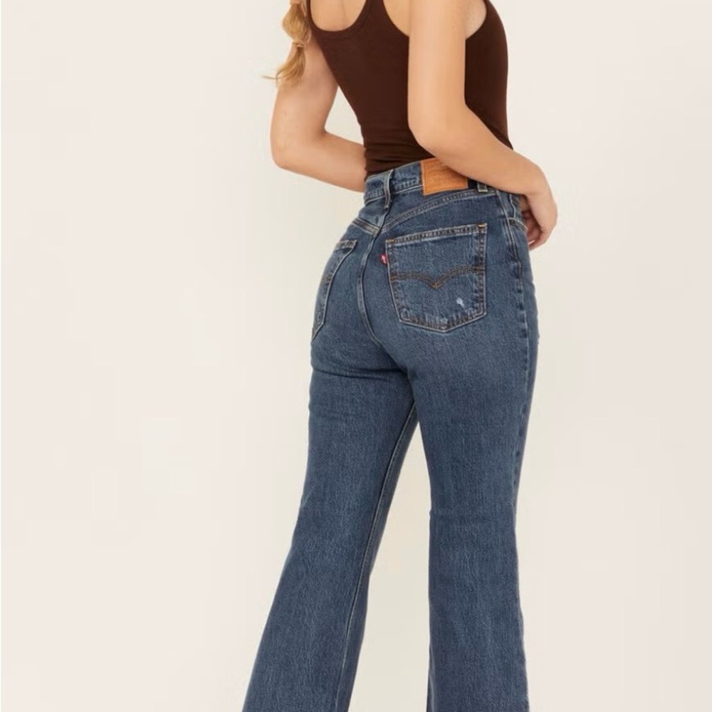 Size 31 Levi's Premium Women's Dark Wash 70s High Rise Flare Jeans - Picture 2 of 7